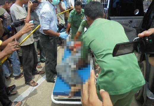 Jenazah Dewi Yulia Sartika saat dikeluarkan dari dalam mobil.